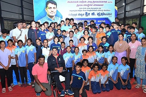 ತುಮಕೂರಿನಲ್ಲಿ  ಜಿಲ್ಲಾ ಪಂಚಾಯತ್​ ಅಧಿಕಾರಿ ನೌಕರ ವೃಂದದವರು ಸೇರಿದಂತೆ ವಿವಿಧ ಇಲಾಖೆಯವರು ಚಿಕ್ಕಬಳ್ಳಾಪುರ ಜಿಲ್ಲಾಧಿಕಾರಿ ಜಿ. ಪ್ರಭು ದಂಪತಿಯನ್ನು ಅಭಿನಂದಿಸಿದರು. ಗೋಟೂರು ಶಿವಪ್ಪ,  ಶಾರದಮ್ಮ, ಸಂಜೀವಪ್ಪ, ಈಶ್ವರಚಂದ್ರ,  ನರಸಿಂಹಮೂರ್ತಿ, ನಾರಾಯಣಸ್ವಾಮಿ,  ಸಣ್ಣಮಸಿಯಪ್ಪ,  ಡಾ.ಚಂದ್ರಶೇಖರ್​ ಮತ್ತಿತರರು ಇದ್ದರು. 