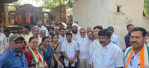 ಬಾಗಲಕೋಟೆ ನಗರದ ಕೌಲಪೇಟೆ ಭಾಗದಲ್ಲಿ ಗುರುವಾರ ಕಾಂಗ್ರೆಸ್ ಅಭ್ಯರ್ಥಿ ಉಮೇಶ ಮೇಟಿ ಪ್ರಚಾರ ಕೈಗೊಂಡು ಮತ ಯಾಚಿಸಿದರು. ಮುಖಂಡರಾದ ನಾಗರಾಜ ಹದ್ಲಿ, ಫೀರಪ್ಪ ಮ್ಯಾಗೇರಿ, ಸಂತೋಷ ಹೊಕ್ರಾಣಿ ಮತ್ತಿತರರು ಇದ್ದರು.