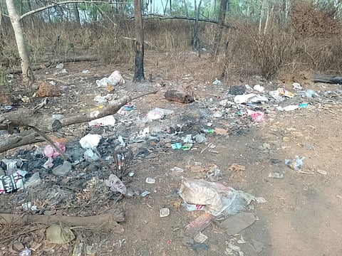 ಉಡುಪಿ ತಾಲೂಕಿನ ಪ್ರಗತಿ ನಗರದ ರಸ್ತೆಯ ಇಕ್ಕೆಲಗಳಲ್ಲಿ ಬಿದ್ದಿರುವ ಕಸದ ರಾಶಿ.