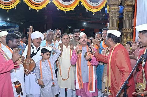 lord ಹುಬ್ಬಳ್ಳಿಯ ರಾಣಿ ಚನ್ನಮ್ಮ ಮೈದಾನದಲ್ಲಿ ಪ್ರತಿಷ್ಠಾಪಿಸಿರುವ ಗಣೇಶ ಮೂರ್ತಿಯ ಪೆಂಡಾಲ್​ನಲ್ಲಿ ಕೇಂದ್ರ ಸಚಿವ ಪ್ರಲ್ಹಾದ ಜೋಶಿ ಅವರು ಭಜನಾ ಮಂಡಳಿಯೊಂದಿಗೆ ಪಾಲ್ಗೊಂಡಿದ್ದರು.