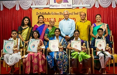 ಮಣಿಪಾಲದಲ್ಲಿ ವಿವಿಧ ಕ್ಷೇತ್ರದ ಐವರು ವಿದ್ಯಾರ್ಥಿಗಳಿಗೆ ಪ್ರಮಾ ಪ್ರಶಸ್ತಿ ಪ್ರದಾನ ಮಾಡಲಾಯಿತು. ಪ್ರೊ. ಕೆ.ಸದಾಶಿವ ರಾವ್​, ಡಾ.ಅನುಸೂಯಾದೇವಿ, ದೇವಕಿ ಕೆ. ಭಟ್​, ಪವನಾ ಬಿ. ಆಚಾರ್​, ಡಾ.ಬಾಲಚಂದ್ರ ಆಚಾರ್​, ಸಂಹಿತಾ ಜಿ.ಪಿ. ಇದ್ದರು.