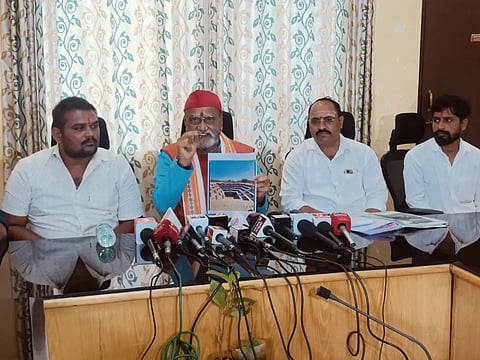 case  ಸುದ್ದಿಗೋಷ್ಠಿಯಲ್ಲಿ ವಿಷಯ ತಿಳಿಸಿದ  ಶ್ರೀರಾಮ ಸೇನೆ ರಾಷ್ಟ್ರೀಯ ಅಧ್ಯಕ್ಷ ಪ್ರಮೋದ ಮುತಾಲಿಕ.