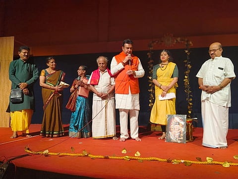 ಉಡುಪಿಯ ಗೀತಾ ಮಂದಿರದಲ್ಲಿ ನಡೆದ 'ಊರ್ಮಿಳಾ' ನಾಟಕದ ಸಭಾ ಕಾರ್ಯಕ್ರಮದಲ್ಲಿ ಪ್ರಮೋದ್​ ಮಧ್ವರಾಜ್​ ಮಾತನಾಡಿದರು. ನಾಗರಾಜ್​ ಆಚಾರ್ಯ, ಪ್ರಭಾ ಶೆಣೈ, ವಿಶ್ವನಾಥ್​ ಶೆಣೈ, ಡಾ. ಉಷಾ ಹೆಬ್ಬಾರ್​, ಅಯನಾ, ಕೆ.ವಿ. ರಮಣ್​ ಆಚಾರ್ಯ ಇದ್ದರು.