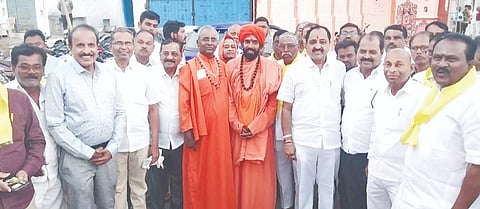 ಚಿತ್ತಾಪುರ ಕರದಾಳು ಶಕ್ತೀಪಿಠದ ಪೀಠಾಧಿಪತಿ ಡಾ.ಪ್ರಣವಾನಂದ ಸ್ವಾಮೀಜಿ ಪಾದಯಾತ್ರೆಯಲ್ಲಿ ಸತೀಶ ಗುತ್ತೇದಾರ್​, ವೆಂಕಟೇಶ ಕಡೇಚೂರ್​, ಡಾ.ಸದಾನಂದ ಪೆರ್ಲ, ಮಹಾದೇವ ಗುತ್ತೇದಾರ್​, ವೆಂಕಟೇಶ ಗುಂಡಾನೂರು, ಕುಪೇಂದ್ರ ಗುತ್ತೇದಾರ್​ ಇತರರು ಹೆಜ್ಜೆ ಹಾಕಿದರು.