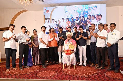 ಉಡುಪಿಯಲ್ಲಿ ಗಂಗಾವತಿ ಪ್ರಾಣೇಶ್​ ಅವರಿಗೆ 'ಹಾಸ್ಯ ಸಾಮ್ರಾಟ್​' ಬಿರುದು ನೀಡಲಾಯಿತು. ಡಾ. ಶಶಿಕಿರಣ್​ ಶೆಟ್ಟಿ, ಮನು ಹಂದಾಡಿ, ಬಸವರಾಜ್​ ಮಹಾಮನಿ, ಡಾ. ಬೆಣ್ಣೆ ಬಸವರಾಜ್​, ಡಾ.ಸುಮಾ ಶೆಟ್ಟಿ, ಬಂಗಾರಪ್ಪ ಉದಯ್​ ನಾಯ್ಕ್​, ಅರುಣ್​ ಜತ್ತನ್​ ಇತರರಿದ್ದರು.