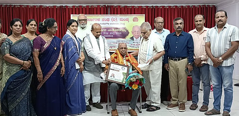 ಮಂಡ್ಯ ನಗರದ ಕೆವಿಎಸ್ ಭವನದಲ್ಲಿ ಆಯೋಜಿಸಿದ್ದ ಕಾರ್ಯಕ್ರಮದಲ್ಲಿ ಜೆ.ಪಾಪೇಗೌಡ ಅವರಿಗೆ ಎಂ.ಶಿವಲಿಂಗಯ್ಯ ಸಮಾಜ ಸೇವಾ ಪ್ರಶಸ್ತಿ ಪ್ರದಾನ ಮಾಡಲಾಯಿತು.