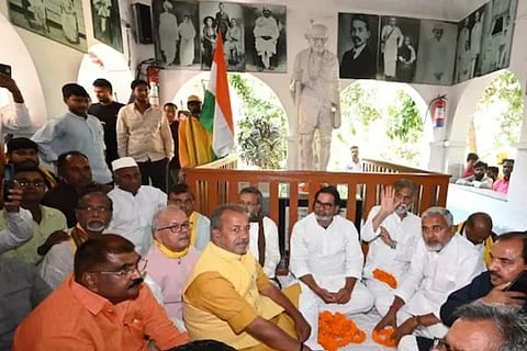 Prashant Kishor | ಜನ್ ಸುರಾಜ್ ಪಕ್ಷದ ಮುಖ್ಯಸ್ಥ ಪ್ರಶಾಂತ್ ಕಿಶೋರ್ ಬಿಹಾರದ ಭಿತಿಹರ್ವ ಗಾಂಧಿ ಆಶ್ರಮದಲ್ಲಿ ಮೌನ ವ್ರತ ನಡೆಸಿದ್ದಾರೆ. ( ಚಿತ್ರಕೃಪೆ- ಜನ್​ ಸುರಾಜ್​ )