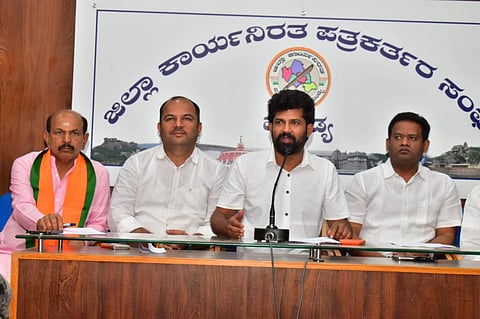ಮಂಡ್ಯದಲ್ಲಿ ಆಯೋಜಿಸಿದ್ದ ಸುದ್ದಿಗೋಷ್ಠಿಯಲ್ಲಿ ಮಾಜಿ ಸಂಸದ ಪ್ರತಾಪ್ ಸಿಂಹ ಮಾತನಾಡಿದರು. 