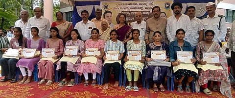 ಮಂಡ್ಯ ನಗರದಲ್ಲಿ ಆಯೋಜಿಸಿದ್ದ ಸಮಾರಂಭದಲ್ಲಿ ಪ್ರತಿಭಾವಂತ ವಿದ್ಯಾರ್ಥಿಗಳನ್ನು ಸನ್ಮಾನಿಸಲಾಯಿತು.