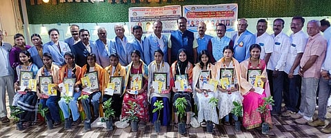ಮಂಡ್ಯ ನಗರದಲ್ಲಿ ಆಯೋಜಿಸಿದ್ದ ಸಮಾರಂಭದಲ್ಲಿ ಪ್ರತಿಭಾವಂತ ವಿದ್ಯಾರ್ಥಿಗಳನ್ನು ಸನ್ಮಾನಿಸಲಾಯಿತು. 