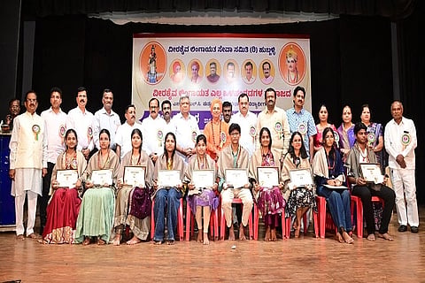 ವೀರಶೈವ ಲಿಂಗಾಯತ ಎಲ್ಲ pratibha puraskara ಒಳಪಂಗಡಗಳ ಸಮಾಜದ ಪ್ರತಿಭಾನ್ವಿತ ಪಿಯುಸಿ ವಿದ್ಯಾರ್ಥಿಗಳನ್ನು ಹುಬ್ಬಳ್ಳಿಯಲ್ಲಿ ಭಾನುವಾರ ಪ್ರತಿಭಾ ಪುರಸ್ಕಾರ ನೀಡಿ ಗೌರವಿಸಲಾಯಿತು.