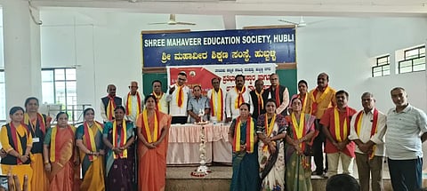 emerge ಹುಬ್ಬಳ್ಳಿಯ ಶ್ರೀ ಮಹಾವೀರ ಶಿಕ್ಷಣ ಸಂಸ್ಥೆಯ ಪಿ ಜಿ. ಚೋಪ್ರಾ ಪ್ರೌಢಶಾಲೆಯಲ್ಲಿ ಏರ್ಪಡಿಸಿದ್ದ ದತ್ತಿ ಉಪನ್ಯಾಸ ಹಾಗೂ ಪ್ರತಿಭಾ ಪುರಸ್ಕಾರ ಕಾರ್ಯಕ್ರಮದಲ್ಲಿ ಡಾ. ಗುರುರಾಜ ಪಾಟೀಲ, ಪ್ರೊ. ಎಸ್.ಕೆ. ಆದಪ್ಪನವರ, ಆರ್.ಟಿ. ತವನಪ್ಪನವರ, ಅನಸೂಯಾ ಪಾಟೀಲ ಹಾಗೂ ಇತರರಿದ್ದರು. 