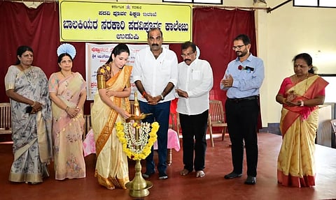 ಉಡುಪಿಯಲ್ಲಿ ಪುಷ್ಪಾನಂದ ಫೌಂಡೇಷನ್​ ಆಯೋಜಿಸಿದ್ದ ಪ್ರತಿಭಾ ಪುರಸ್ಕಾರ ಸಮಾರಂಭವನ್ನು ಡಾ. ಶ್ರುತಿ ಬಲ್ಲಾಳ್​ ಉದ್ಘಾಟಿಸಿದರು. ಯಶ್​ಪಾಲ್​ ಸುವರ್ಣ, ಪ್ರಭಾಕರ್​ ಪೂಜಾರಿ, ರಶ್ಮಿ ಸಿ. ಭಟ್​, ನಿರುಪಮಾ ಪ್ರಸಾದ್​ ಶೆಟ್ಟಿ, ಜಗದೀಶಕುಮಾರ್​, ಇಂದಿರಾ ಇದ್ದರು.