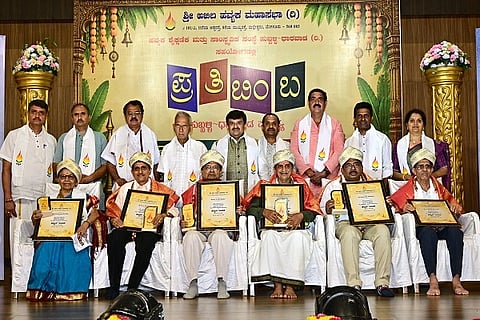 ಹುಬ್ಬಳ್ಳಿಯ ಹವ್ಯಕ ಭವನದಲ್ಲಿ pratibimba ಭಾನುವಾರ ಏರ್ಪಡಿಸಿದ್ದ ಪ್ರತಿಬಿಂಬ ಸಮಾರೋಪದಲ್ಲಿ ವಿವಿಧ ಕ್ಷೇತ್ರದ ಸಾಧಕರಾದ ಅರುಣಕುಮಾರ ಹಬ್ಬು, ಮೋಹನ ಹೆಗಡೆ, ದತ್ತಾತ್ರೇಯ ಭಟ್ಟ, ಆರ್.ಕೆ. ಹೆಗಡೆ, ಆರ್.ಜಿ. ಭಟ್ಟ ವರ್ಗಾಸರ, ಮಂಗಳಾ ಭಟ್ಟ ಅವರನ್ನು ಸನ್ಮಾನಿಸಲಾಯಿತು.