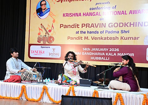 Award ಹುಬ್ಬಳ್ಳಿಯಲ್ಲಿ ಏರ್ಪಡಿಸಿದ್ದ ಕೃಷ್ಣಾ ಹಾನಗಲ್ ರಾಷ್ಟ್ರೀಯ ಪುರಸ್ಕಾರ ವಿತರಣೆ ಸಮಾರಂಭದಲ್ಲಿ ಪ್ರಶಸ್ತಿ ಪುರಸ್ಕೃತ ಪಂ. ಪ್ರವೀಣ ಗೋಡಖಿಂಡಿ ಅವರು ಕೊಳಲು ನುಡಿಸಿದರು. ಅವರಿಗೆ ತಬಲಾದಲ್ಲಿ ಹೇಮಂತ ಜೋಶಿ ಹಾಗೂ ಕೊಳಲಿನಲ್ಲಿ ಮಧು ಕುಲಕರ್ಣಿ ಸಾಥ್ ನೀಡಿದರು.