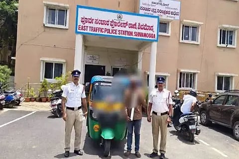 ನಿಗದಿತ ದರಕ್ಕಿಂತ ಹೆಚ್ಚು ಹಣ ಕೇಳಿದ ಆಟೋವನ್ನು ಸಂಚಾರ ಠಾಣೆ ಪೊಲೀಸರು ಜಪ್ತಿ ಮಾಡಿದರು.