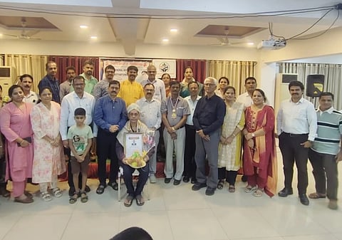 ಉಡುಪಿಯ ಬ್ರಹ್ಮಾವರದಲ್ಲಿ ನಡೆದ ಪ್ರೇರಣಾದಾಯಕ ಕಾರ್ಯಾಗಾರದಲ್ಲಿ ಡಾ. ಸುಧೀರ್​ ರಾಜ್​ ಕೆ. ಅವರಿಗೆ "ಸೇವಾರತ್ನ' ಪುರಸ್ಕಾರ ನೀಡಲಾಯಿತು. ಅಣ್ಣಯ್ಯ ದಾಸ್​, ದಿನಕರ್​ ಕೆ. ಅಮೀನ್​, ಸುಂದರ್​ ಪೂಜಾರಿ, ಮಧುಸೂದನ್​ ಹೇರೂರು, ಮಿಲ್ಟನ್​ ಒಲಿವೇರಾ, ರಾಘವೇಂದ್ರ ಪ್ರಭು ಕರ್ವಾಲು ಇತರರಿದ್ದರು.