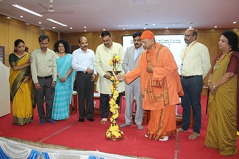 ತುಮಕೂರು ವಿಶ್ವವಿದ್ಯಾಲಯದ ಪ್ರೇರಣಾ ಉಪನ್ಯಾಸ ಕಾರ್ಯಕ್ರಮ ಸಮಿತಿ ಹಾಗೂ ವಿವಿ ಕಲಾ ಕಾಲೇಜಿನ ಆಯೋಜಿಸಿದ್ದ ಸಹಯೋಗದಲ್ಲಿ ಪ್ರೇರಣಾ ಉಪನ್ಯಾಸ- ಕಾರ್ಯಕ್ರಮವನ್ನು  ಪಾವಗಡದ ಶ್ರೀ ರಾಮಕೃಷ್ಣ ಸೇವಾಶ್ರಮದ ಅಧ್ಯಕ್ಷ ಸ್ವಾಮಿ ಜಪಾನಂದಜೀ  ಉದ್ಘಾಟಿಸಿದರು. ಡಾ.ಚಿಂತಾಮಣಿ ಕೊಡ್ಲೆಕೆರೆ, ಪ್ರೊ. ಎಂ. ವೆಂಕಟೇಶ್ವರಲು, ಪ್ರೊ.ಎಚ್​.ಎಸ್​.ಮೋಹನ್​, ಪ್ರೊ. ಜಿ. ಸುದರ್ಶನ ರೆಡ್ಡಿ, ಡಾ. ಜಿ. ದಾಕ್ಷಾಯಿಣಿ ಇದ್ದರು. 