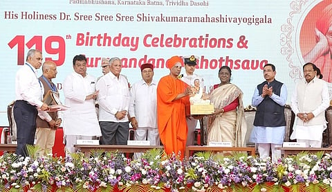 ಸಿದ್ದಗಂಗಾ ಮಠದಲ್ಲಿ ನಡೆದ ಡಾ.ಶಿವಕುಮಾರ ಮಹಾಶಿವಯೋಗಿಗಳ 119ನೇ ಜಯಂತಿ ಹಾಗೂ ಗುರುವಂದನಾ ಮಹೋತ್ಸವದಲ್ಲಿ ಭಾಗಿಯಾದ ರಾಷ್ಟ್ರಪತಿ ದ್ರೌಪದಿ ಮುರ್ಮು ಅವರಿಗೆ ಬಸವಣ್ಣನ ಪ್ರತಿಮೆಯನ್ನು ನೀಡಿ ಮಠಾಧ್ಯಕ್ಷ ಶ್ರೀ ಸಿದ್ದಲಿಂಗ ಸ್ವಾಮೀಜಿ ಗೌರವಿಸಿದರು. 