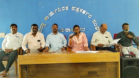 ಚಾಮರಾಜನಗರದ ಜಿಲ್ಲಾ ಕಾರ್ಯನಿರತ ಪತ್ರಕರ್ತರ ಭವನದಲ್ಲಿ ಆಯೋಜಿಸಿದ್ದ ಸುದ್ದಿಗೋಷ್ಠಿಯಲ್ಲಿ ಸರ್ಕಾರಿ ನೌಕರರ ಸಂಘದ ಜಿಲ್ಲಾಧ್ಯಕ್ಷೆ ಡಾ.ರೇಣುಕಾದೇವಿ ಮಾತನಾಡಿದರು. ಪದಾಧಿಕಾರಿಗಳು ಹಾಜರಿದ್ದರು. 