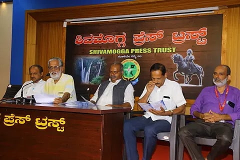 ಕರ್ನಾಟಕ ಕಾರ್ಯನಿರತ ಪತ್ರಕರ್ತರ ಸಂಘ ಜಿಲ್ಲಾ ಘಟಕದ ಅಧ್ಯಕ್ಷ ಎಚ್.ಯು.ವೈದ್ಯನಾಥ್ ಮಾತನಾಡಿದರು. ಉಪಾಧ್ಯಕ್ಷರಾದ ಕೆ.ಸತ್ಯನಾರಾಯಣ, ಕೆ.ಎಸ್.ಹುಚ್ರಾಯಪ್ಪ, ಪ್ರಧಾನ ಕಾರ್ಯದರ್ಶಿ   ಆರ್.ಎಸ್.ಹಾಲಸ್ವಾಮಿ, ನಿರ್ದೇಶಕ ನಾಗರಾಜ್ ಶೆಣೈ ಸುದ್ದಿಗೋಷ್ಠಿಯಲ್ಲಿದ್ದರು. 