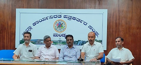 ಮಂಡ್ಯದಲ್ಲಿ ಆಯೋಜಿಸಿದ್ದ ಸುದ್ದಿಗೋಷ್ಠಿಯಲ್ಲಿ ಸಮಿತಿ ಸದಸ್ಯ ರಾಜಶೇಖರ್ ಮಾತನಾಡಿದರು.