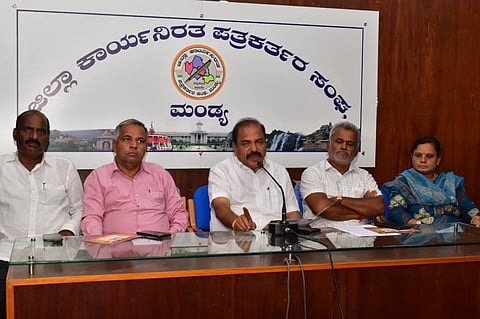 ಮಂಡ್ಯದಲ್ಲಿ ಆಯೋಜಿಸಿದ್ದ ಸುದ್ದಿಗೋಷ್ಠಿಯಲ್ಲಿ ಟಿ.ತಿಮ್ಮೇಗೌಡ ಪ್ರತಿಷ್ಠಾನದ ಅಧ್ಯಕ್ಷ ಎ.ಸಿ.ರಮೇಶ್ ಮಾತನಾಡಿದರು. 