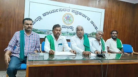 ಮಂಡ್ಯದಲ್ಲಿ ಆಯೋಜಿಸಿದ್ದ ಸುದ್ದಿಗೋಷ್ಠಿಯಲ್ಲಿ ರೈತ ಸಂಘದ ಜಿಲ್ಲಾಧ್ಯಕ್ಷ ಇಂಡುವಾಳು ಚಂದ್ರಶೇಖರ್ ಮಾತನಾಡಿದರು.