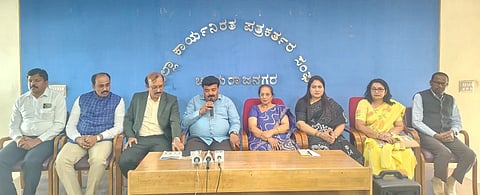 ಚಾಮರಾಜನಗರದ ಜಿಲ್ಲಾ ಕಾರ್ಯನಿರತ ಪತ್ರಕರ್ತರ ಭವನದಲ್ಲಿ ಆಯೋಜಿಸಿದ್ದ ಸುದ್ದಿಗೋಷ್ಠಿಯಲ್ಲಿ ನಿಜಗುಣರಾಜು ಮಾತನಾಡಿದರು. ಗೀತಾ ಬಸವರಾಜು, ಡಿ.ಶ್ವೇತಾ,  ಡಾ.ಸುರೇಶ್, ಸಜಿತಾ ಸತೀಶ್, ಡಾ.ಸುಧಾಕರ್, ಡಾ.ಚಿದಾನಂದ್, ಡಾ.ಶಿವರಾಮಯ್ಯ ಇದ್ದರು. 