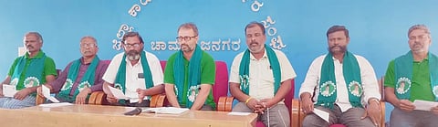 ಚಾಮರಾಜನಗರದ ಜಿಲ್ಲಾ ಕಾರ್ಯನಿರತ ಪತ್ರಕರ್ತರ ಭವನದಲ್ಲಿ ಆಯೋಜಿಸಿದ್ದ ಸುದ್ದಿಗೋಷ್ಠಿಯಲ್ಲಿ ಶೈಲೇಂದ್ರ ಮಾತನಾಡಿದರು. ಮುಖಂಡರು ಹಾಜರಿದ್ದರು. 
