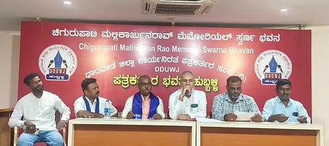 hurry ಸುದ್ದಿಗೋಷ್ಠಿಯಲ್ಲಿ ಮಾತನಾಡಿದ ಕರ್ನಾಟಕ ಮುಲ್ಲಾ ಅಸೋಸಿಯೇಶನ್ ಜಿಲ್ಲಾಧ್ಯಕ್ಷ ಶಮೀಮ ಅಹ್ಮದ ಮುಲ್ಲಾ.