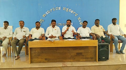 ಚಾಮರಾಜನಗರದ ಜಿಲ್ಲಾ ಪತ್ರಕರ್ತರ ಭವನದಲ್ಲಿ ಆಯೋಜಿಸಿದ್ದ ಸುದ್ದಿಗೋಷ್ಠಿಯಲ್ಲಿ ಡಾ.ನವೀನ್‌ಮೌರ್ಯ ಮಾತನಾಡಿದರು. 