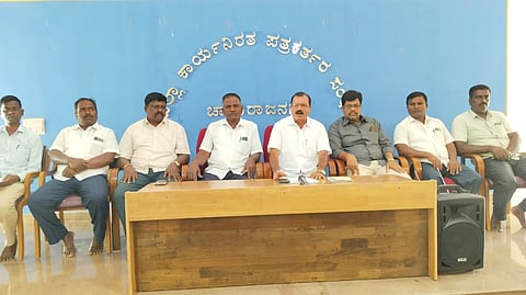 ಚಾಮರಾಜನಗರದ ಜಿಲ್ಲಾ ಕಾರ್ಯನಿರತ ಪತ್ರಕರ್ತರ ಭವನದಲ್ಲಿ ಆಯೋಜಿಸಿದ್ದ ಕಾರ್ಯಕ್ರಮದಲ್ಲಿ ಎಂ.ಶಿವಮೂರ್ತಿ ಮಾತನಾಡಿದರು. 