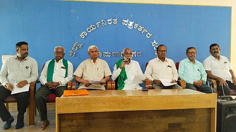 ಚಾಮರಾಜನಗರದ ಜಿಲ್ಲಾ ಕಾರ್ಯನಿರತ ಪತ್ರಕಕರ್ತರ ಭವನದಲ್ಲಿ ಆಯೋಜಿಸಿದ್ದ ಸುದ್ದಿಗೋಷ್ಠಿಯಲ್ಲಿ ರೈತ ಮುಖಂಡ ಹೊನ್ನೂರು ಪ್ರಕಾಶ್ ಮಾತನಾಡಿದರು. 