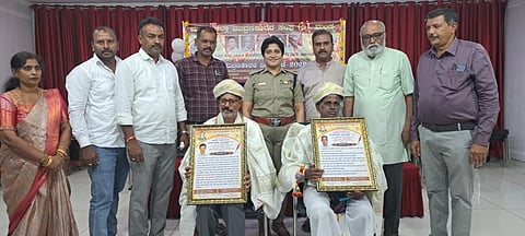 ಮಂಡ್ಯ ನಗರದ ಕರ್ನಾಟಕ ಸಂಘದಲ್ಲಿ ಆಯೋಜಿಸಿದ್ದ ಸಮಾರಂಭದಲ್ಲಿ ಹಿರಿಯ ಮುದ್ರಣಕಾರರಾದ ಎ.ಎಂ.ಗಿರೀಶ್ ಹಾಗೂ ಜೆ.ಎನ್.ಮುಕುಂದರಾವ್ ಅವರನ್ನು ಅಭಿನಂದಿಸಲಾಯಿತು. 