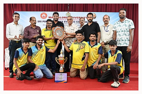 ಉಡುಪಿಯ ಶ್ರೀ ಪೂರ್ಣಪ್ರಜ್ಞ ಸಂಧ್ಯಾ ಕಾಲೇಜಿನಲ್ಲಿ ನಡೆದ ಮಂಗಳೂರು ವಿಶ್ವ ವಿದ್ಯಾನಿಲಯ ಮಟ್ಟದ ಅಂತರ್​ ಕಾಲೇಜ್​ಗಳ ಚೆಸ್​ ಪಂದ್ಯಾಟದ ಪುರುಷರ ವಿಭಾಗದಲ್ಲಿ ಪ್ರಥಮ ಸ್ಥಾನ ಗಳಿಸಿದ ಕುಂದಾಪುರದ ಡಾ. ಬಿ.ಬಿ.ಹೆಗ್ಡೆ ಪ್ರಥಮ ದರ್ಜೆ ಕಾಲೇಜ್​ ವಿದ್ಯಾರ್ಥಿಗಳಿಗೆ ಪ್ರಶಸ್ತಿ ವಿತರಿಸಲಾಯಿತು. ಟಿ.ಪ್ರಶಾಂತ್​ ಹೊಳ್ಳ, ವಿಶಾಖ್​ ಶೆಟ್ಟಿ, ರವಿಶಂಕರ್​, ಪ್ರಸನ್ನ ರಾವ್​ ಬಿ., ಡಾ. ಚಂದ್ರಕಾಂತ ಭಟ್, ಡಾ. ರಾಘವೇಂದ್ರ ಎಲ್​., ಸೂರಜ್​ ಮರವಂತೆ ಇದ್ದರು.
