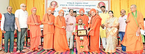 Prize mujagam ಹುಬ್ಬಳ್ಳಿಯ ಮೂರುಸಾವಿರ ಮಠದಲ್ಲಿ ಮಂಗಳವಾರ ಏರ್ಪಡಿಸಿದ್ದ ಸಮಾರಂಭದಲ್ಲಿ ಶಾಂತಾಶ್ರಮದ ಶ್ರೀ ಅಭಿನವ ಸಿದ್ಧಾರೂಢ ಸ್ವಾಮೀಜಿಗೆ ಡಾ. ಮೂಜಗಂ ಪ್ರಶಸ್ತಿ ಪ್ರದಾನ ಮಾಡಲಾಯಿತು. ಶ್ರೀ ಗುರುಸಿದ್ಧರಾಜಯೋಗೀಂದ್ರ ಸ್ವಾಮೀಜಿ, ಶ್ರೀ ಅಭಿನವ ಮೃತ್ಯುಂಜಯ ಸ್ವಾಮೀಜಿ, ಶ್ರೀ ಸದಾಶಿವ ಸ್ವಾಮೀಜಿ, ವೀರಣ್ಣ ಮತ್ತಿಕಟ್ಟಿ, ಮೋಹನ ಲಿಂಬಿಕಾಯಿ, ಅರವಿಂದ ಕುಬಸದ, ಸುನಿತಾ ಬುರಬುರೆ ಇತರರು ಇದ್ದರು.