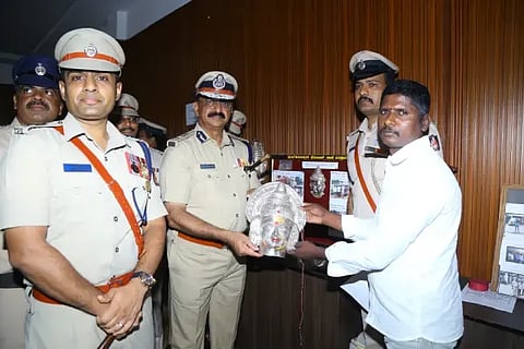 ಶಿವಮೊಗ್ಗದಲ್ಲಿ ಪೊಲೀಸರು ಪತ್ತೆ ಮಾಡಿದ ಸ್ವತ್ತುಗಳನ್ನು ವಾರಸುದಾರರಿಗೆ ಪೂರ್ವವಲಯ ಐಜಿಪಿ ಬಿ.ಆರ್.ರವಿಕಾಂತೇಗೌಡ ಹಸ್ತಾಂತರಿಸಿದರು. ಬಿ.ನಿಖಿಲ್, ಎ.ಜಿ.ಕಾರಿಯಪ್ಪ ಇದ್ದರು.