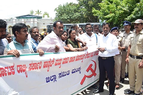 ಸರ್ಕಾರಿ ಹಾಸ್ಟೆಲ್ ಮತ್ತು ವಸತಿ ಶಾಲಾ ಹೊರಗುತ್ತಿಗೆ ನೌಕರರ ಸಂಘದಿಂದ ಮಂಡ್ಯದಲ್ಲಿ ಜಿಲ್ಲಾಧಿಕಾರಿ ಡಾ.ಕುಮಾರ ಅವರಿಗೆ ಮನವಿ ಸಲ್ಲಿಸಲಾಯಿತು.