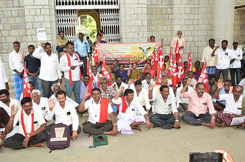 ಮಂಡ್ಯ ನಗರದ ಜಿಲ್ಲಾಧಿಕಾರಿ ಕಚೇರಿ ಎದುರು  ಪ್ರಾಂತ ರೈತ ಸಂಘ ಹಾಗೂ ಹಾಲು ಉತ್ಪಾದಕ ರೈತರ ಕ್ಷೇಮಾಭಿವೃದ್ಧಿ ಸಂಘದ ನೇತೃತ್ವದಲ್ಲಿ ಪ್ರತಿಭಟನೆ ನಡೆಸಲಾಯಿತು.