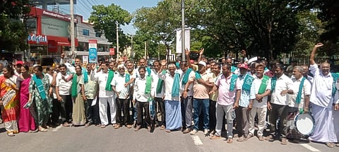 ಮಂಡ್ಯ ನಗರದಲ್ಲಿ ರೈತ ಸಂಘದ ಕಾರ್ಯಕರ್ತರು ಪ್ರತಿಭಟನೆ ನಡೆಸಿದರು.