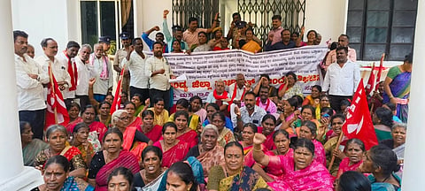 ಮಂಡ್ಯ ನಗರದ ಜಿಪಂ ಕಚೇರಿ ಎದುರು ಕೃಷಿ ಮತ್ತು ಗ್ರಾಮೀಣ ಕಾರ್ಮಿಕರ ಸಂಘದ ಕಾರ್ಯಕರ್ತರು ಪ್ರತಿಭಟನೆ ಮಾಡಿದರು.