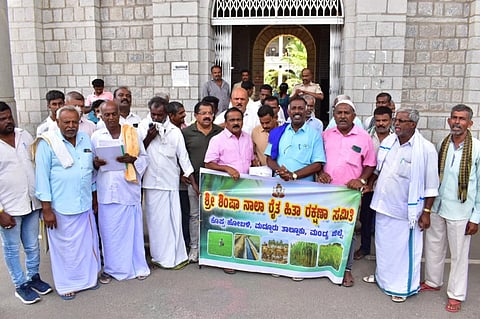   ನೀರಾವರಿ ಸೌಲಭ್ಯಕ್ಕೆ ಒತ್ತಾಯಿಸಿ ಮಂಡ್ಯ ನಗರದ ಡಿಸಿ ಕಚೇರಿ ಎದುರು ಶಿಂಷಾ ನಾಲಾ ರೈತ ಹಿತರಕ್ಷಣಾ ಸಮಿತಿ ಕಾರ್ಯಕರ್ತರು ಪ್ರತಿಭಟನೆ ನಡೆಸಿದರು.