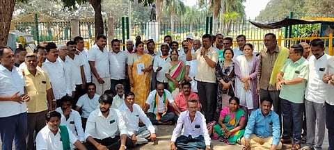 ಮಂಡ್ಯ ನಗರದ ಸರ್‌ಎಂವಿ ಪ್ರತಿಮೆ ಎದುರು ಜಿಲ್ಲಾ ಕಾಂಗ್ರೆಸ್ ಕಾರ್ಯಕರ್ತರು ಪ್ರತಿಭಟನೆ ನಡೆಸಿದರು.