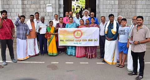 ಮಂಡ್ಯ ನಗರದಲ್ಲಿ ಅಖಿಲ ಭಾರತೀಯ ಬ್ರಾಹ್ಮಣ ಮಹಾಸಂಘದ ಕಾರ್ಯಕರ್ತರು ಪ್ರತಿಭಟನೆ ನಡೆಸಿದರು.