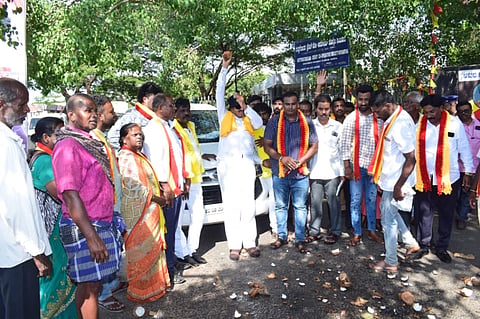  ಮಂಡ್ಯ ನಗರದ ಜಯಚಾಮರಾಜೇಂದ್ರ ಒಡೆಯರ್ ವೃತ್ತದಲ್ಲಿ ಕನ್ನಡಪರ ಸಂಘಟನೆಗಳಿಂದ  ಪ್ರತಿಭಟನೆ ನಡೆಸಲಾಯಿತು.