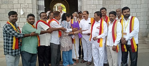 ಮಂಡ್ಯ ನಗರದ ಕರ್ನಾಟಕ ರಕ್ಷಣಾ ವೇದಿಕೆ(ಸಂಘಟನೆಗಳ ಒಕ್ಕೂಟ) ಕಾರ್ಯಕರ್ತರು ಸಹಾಯಕ ಅಧಿಕಾರಿ ರೋಹಿಣಿ ಅವರಿಗೆ ಮನವಿ ಸಲ್ಲಿಸಿದರು. 