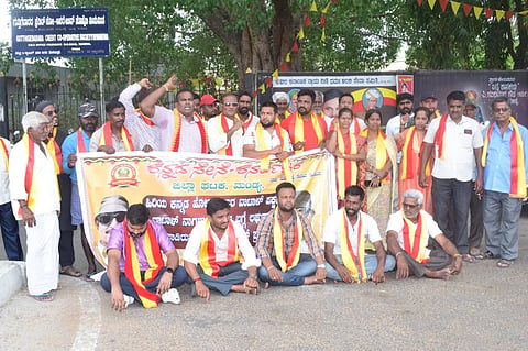   ಮಂಡ್ಯ ನಗರದ ಜಯಚಾಮರಾಜೇಂದ್ರ ಒಡೆಯರ್ ವೃತ್ತದಲ್ಲಿ ಕನ್ನಡ ಸೇನೆ ಸಂಘಟನೆಯಿಂದ ಪ್ರತಿಭಟನೆ ನಡೆಸಲಾಯಿತು.