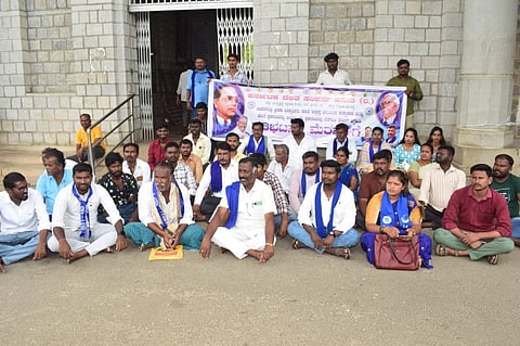 ಮಂಡ್ಯ ಜಿಲ್ಲಾಧಿಕಾರಿ ಕಚೇರಿ ಎದುರು ದಲಿತ ಸಂಘರ್ಷ ಸಮಿತಿ ಕಾರ್ಯಕರ್ತರು ಪ್ರತಿಭಟನೆ ನಡೆಸಿದರು.