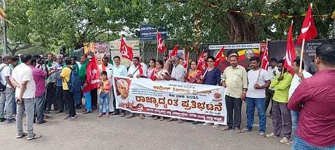ಕೇರಳದ ಮಾಜಿ ಮುಖ್ಯಮಂತ್ರಿ ಪಿಣರಾಯಿ ವಿಜಯನ್ ಅವರ ನಿವಾಸದ ಮೇಲಿನ ನಡೆದ ಇಡಿ ದಾಳಿ ಖಂಡಿಸಿ ಮಂಡ್ಯದಲ್ಲಿ ಸಿಪಿಐ(ಎಂ)ಜಿಲ್ಲಾ ಸಮಿತಿ ಕಾರ್ಯಕರ್ತರು ಪ್ರತಿಭಟನೆ ನಡೆಸಿದರು.